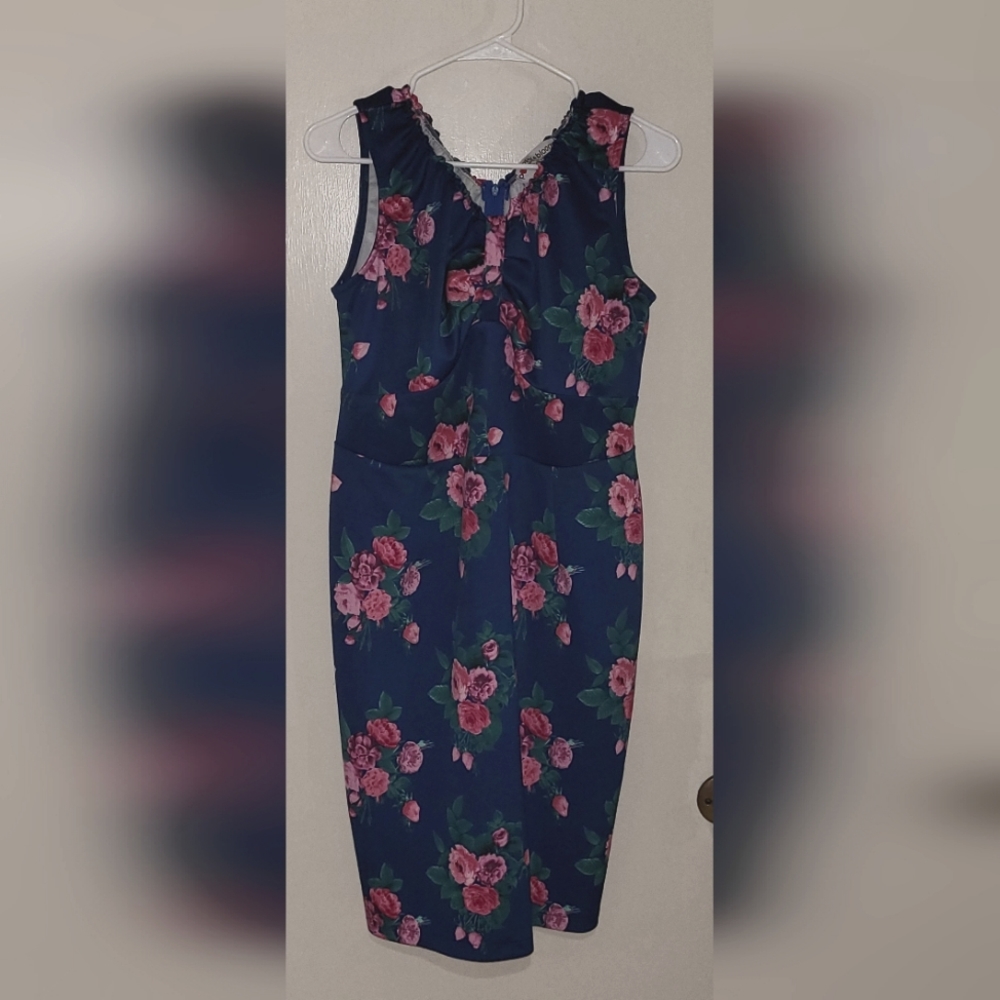 Poppy & Bloom floral dress. Gathers around the neck. Back zip unlined.